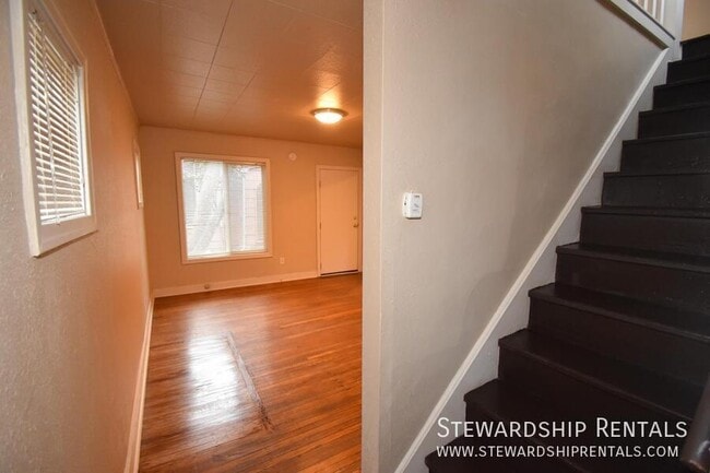 Building Photo - 1376 W 6th Ave