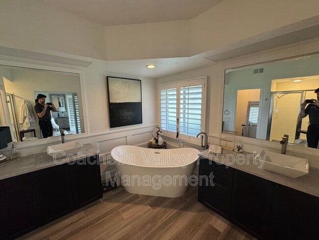 Building Photo - 289 Vista Royale Cir W