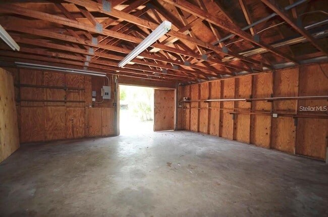 Building Photo - 615 Sarita St