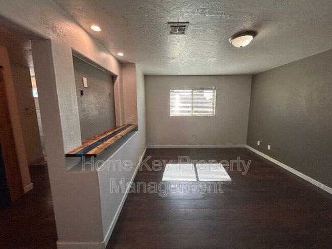 Building Photo - 3165 Crestview Dr