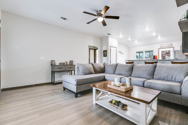 Building Photo - 420 E 48th St