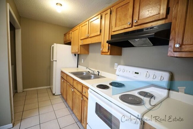 Building Photo - Recently renovated 2 bed, 1 bath apt - washer, dryer and utilities included!! HUD accepted!
