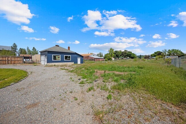 Building Photo - Gorgeous North Side Home With Shop!