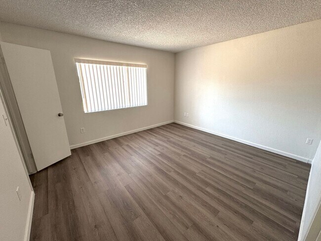 Building Photo - BRAND NEW REMODEL 3 BED, 2 BATH LOCATED HA...