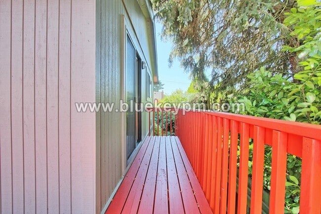 Building Photo - 2 Bed, 1 Bath Unit on 2nd Floor of a Tri-Plex in Sellwood