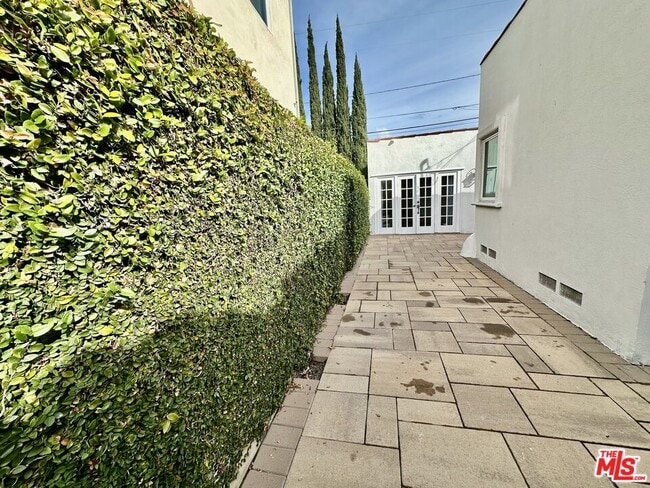 Building Photo - 128 S Swall Dr