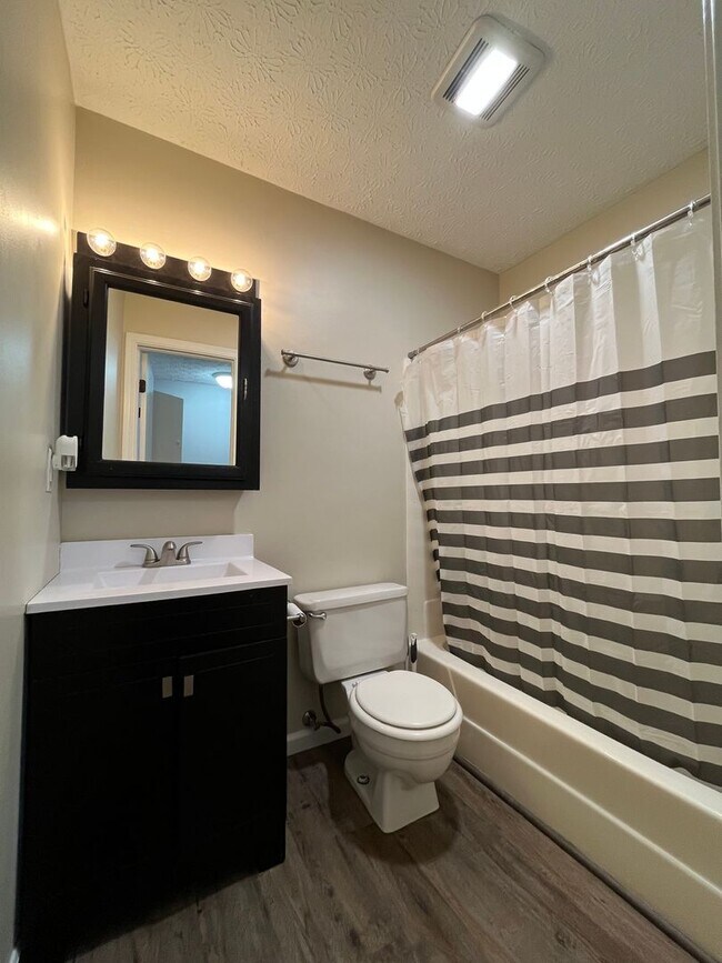 Building Photo - Fantastic 3 bedroom 2 bathroom single family home Johnstown