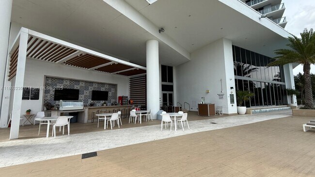 Building Photo - 16385 Biscayne Blvd