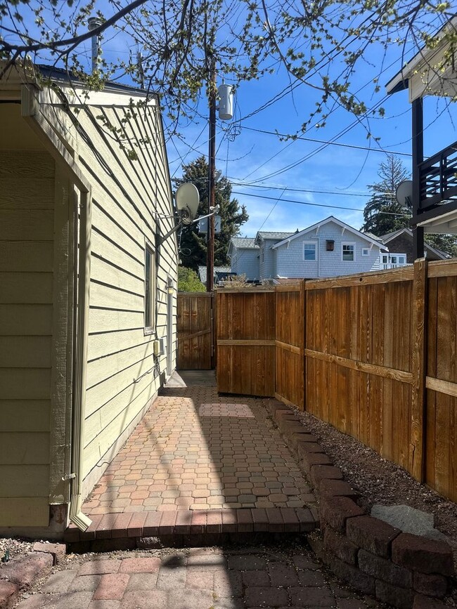 Building Photo - 245 NW Tumalo Ave