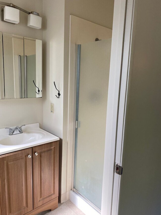 Building Photo - 3 Bdrm/2 Bath Home Close to Downtown & Shopping-$500 Off 1st Month's Rent