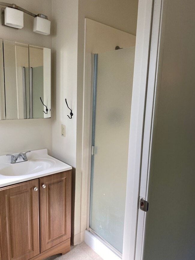 Building Photo - 3 Bedroom 2 Bath Home Close to Downtown and Shopping