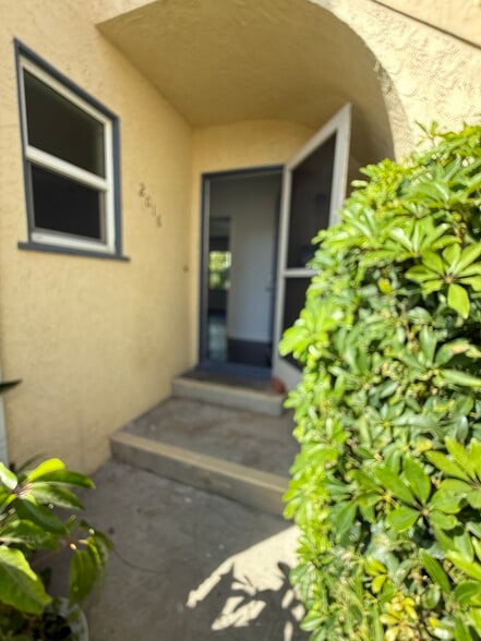 Entry - 2016 Montana Ave