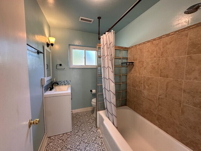 Building Photo - 445 1/2 E Puente St