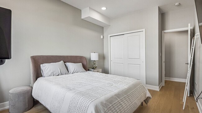 Building Photo - Luxury Fishtown Apartment With Parking!