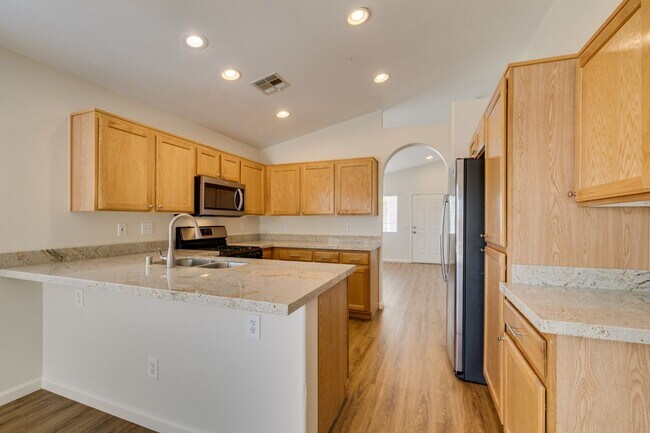 Building Photo - 3-Bedroom Home with Upgraded Cooling & Gre...