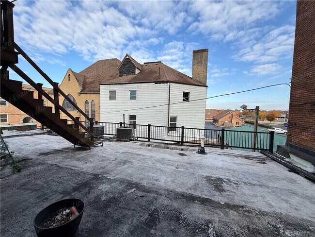 Building Photo - 44 W High St