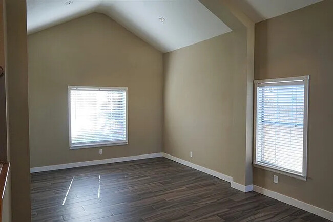 Building Photo - Stunning 4 bedroom 3 bathroom in Roseville!