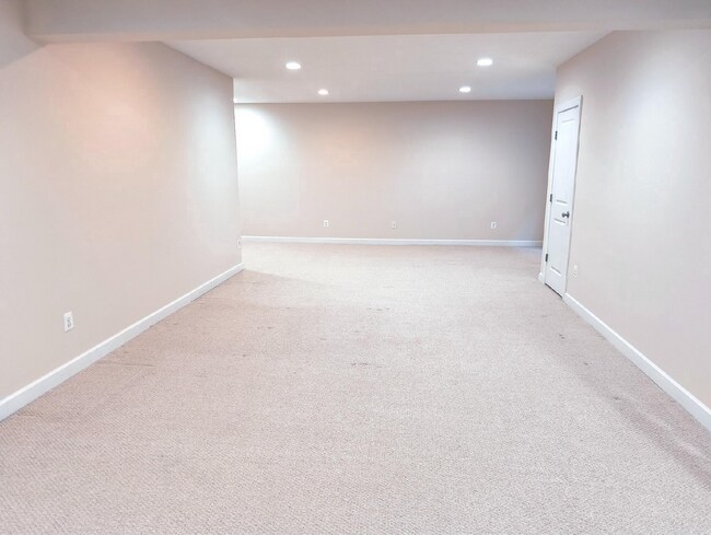 Building Photo - Luxurious Single-Family Home in Vibrant One Loudoun!