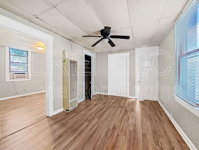 Building Photo - 1709 W Gaulbert Ave