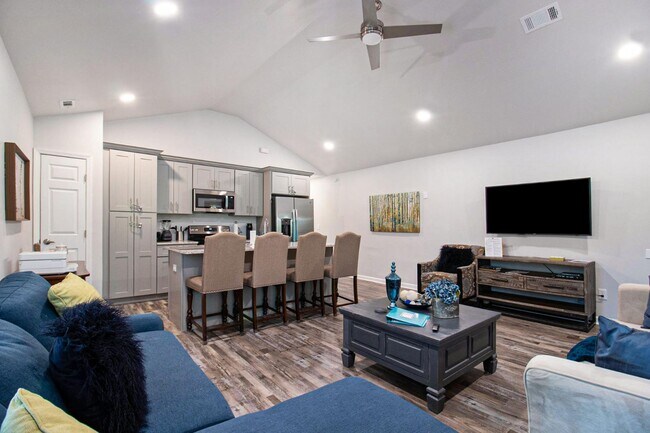 Building Photo - 213 Claire Dr SE