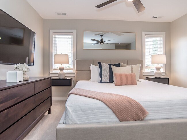 Building Photo - Luxurious 2BD, 1.5BA Raleigh Unit (B) in a Prime Location Near NC State University