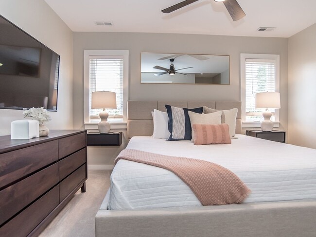 Building Photo - **OFFERING 1/2 OFF FIRST MONTH'S RENT FOR 9+ MONTH LEASE & REFUNDABLE APPLICATION FEES** Luxuriou...