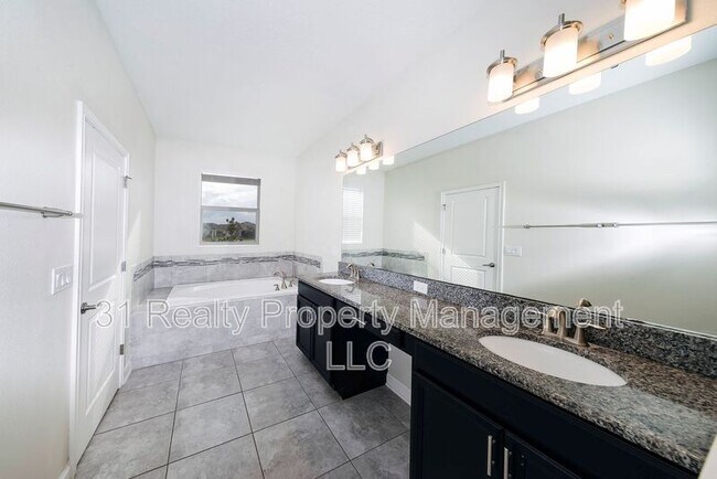 Building Photo - 11036 Sycamore Woods Dr