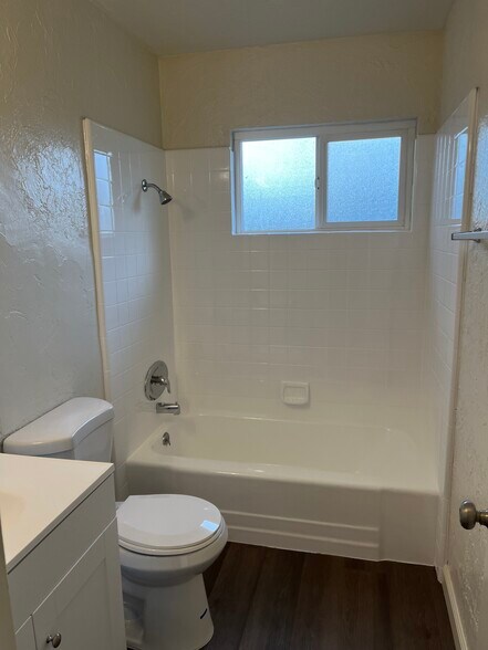 Building Photo - 1020 S Farber Ave