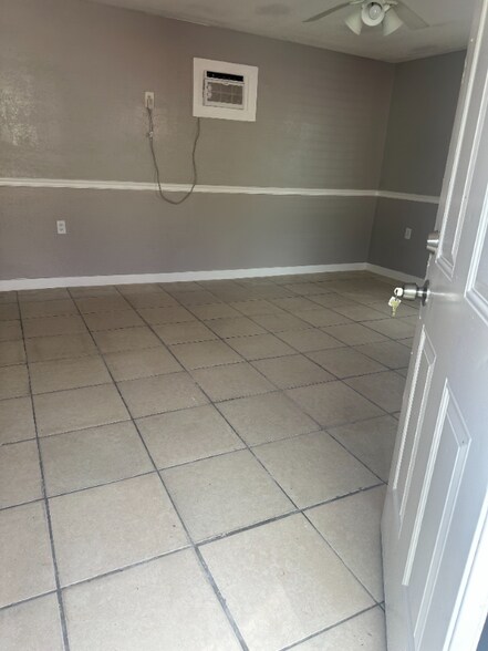 Building Photo - 1064 N Tamiami Trl