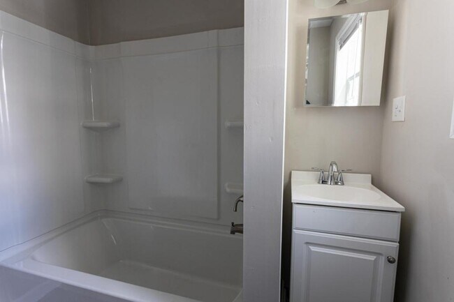 Building Photo - 516 North Dr