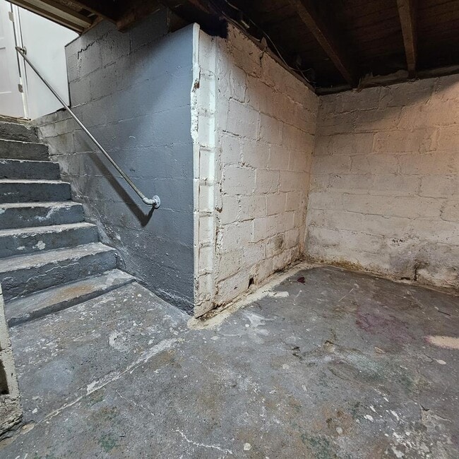 Building Photo - Duplex - 2 Bedroom, 2 Full Bathrooms and a...