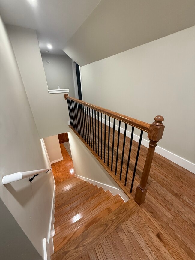 Building Photo - 202 Oak St