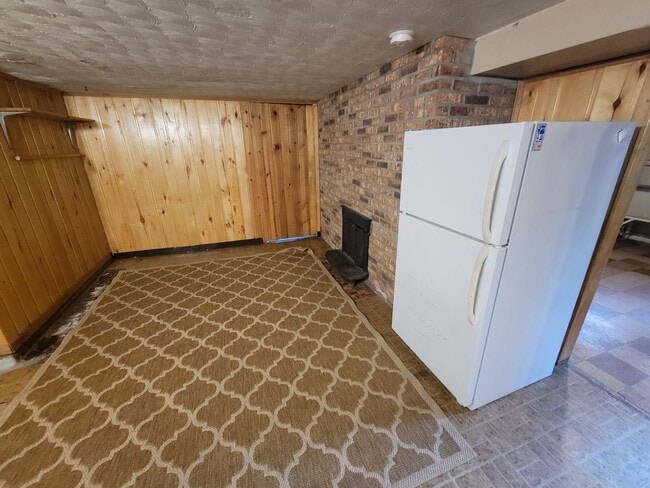 Building Photo - AVAILABLE JUNE - 5 Bed/2 Bath Home Close To Campus!