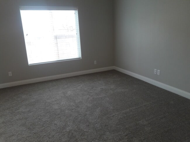 Building Photo - Move-In Discount --3 bed 2.5 bath - Newer townhome in the heart of Cedar City