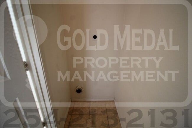 Building Photo - Charming 3-bed, 2-bath fourplex now availa...