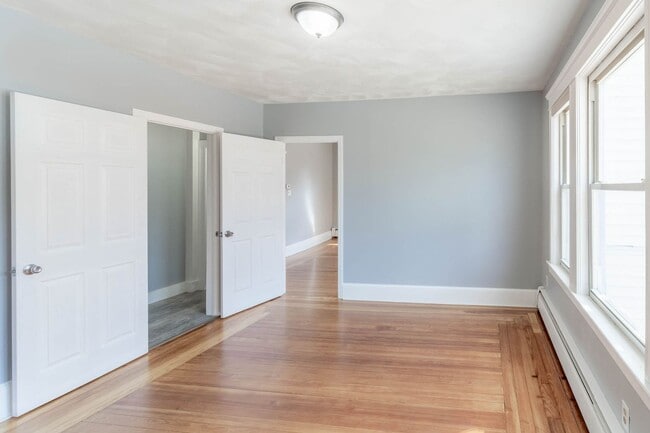 Building Photo - 572 Gaskill St