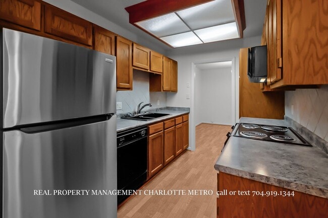 Building Photo - Charming HOME in Prime South Charlotte Location!