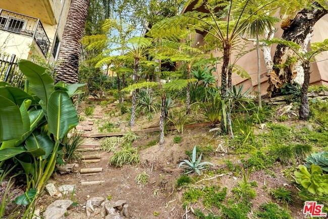 Building Photo - 3916 Rambla Orienta