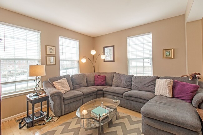 Building Photo - Beautiful 4-Bed, 3.5-Bath End Unit Townhom...