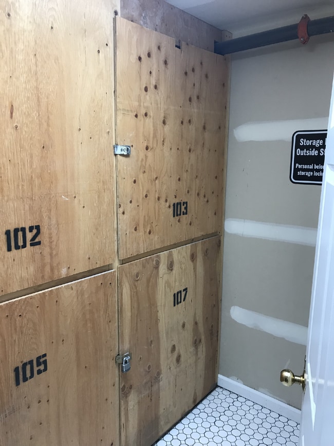 Building Photo - Adorable Studio in 1909 Building! Heart of Capitol Hill