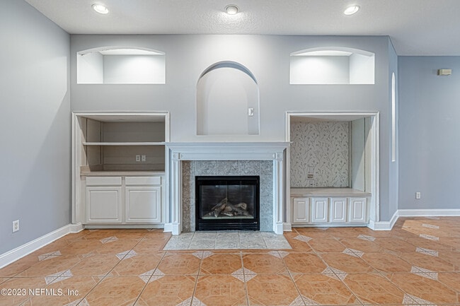 Building Photo - 2465 Pinehurst Ln