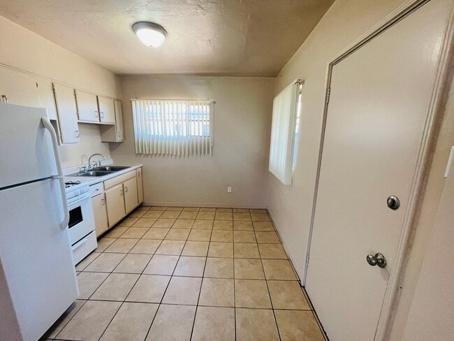Building Photo - Two Bedroom w/ A/C, Yard and Carport - 500...
