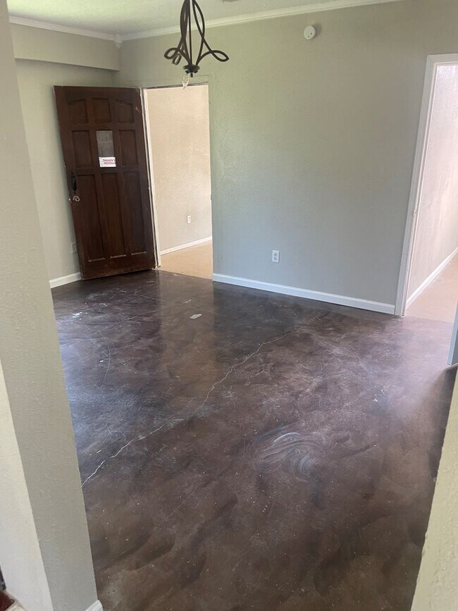 Building Photo - 4 Bedroom, 2 Bathroom Home