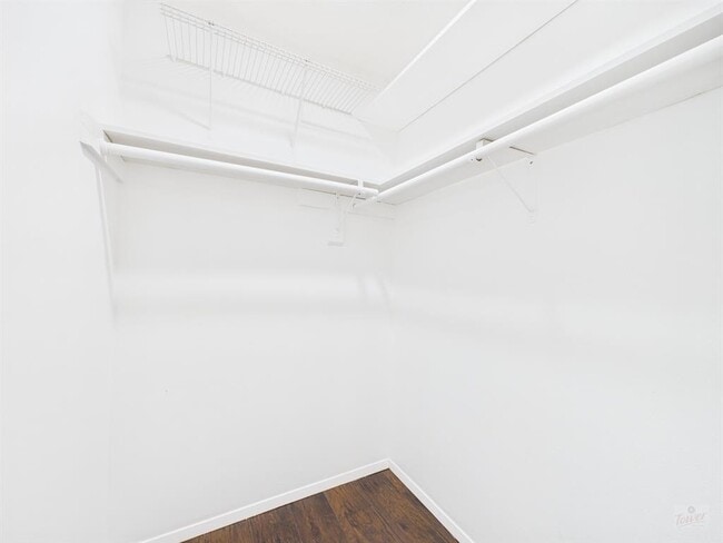 Building Photo - 1305 Hollow Creek Dr