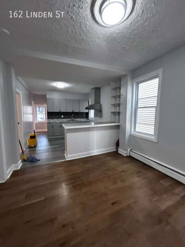 Building Photo - 162 Linden St