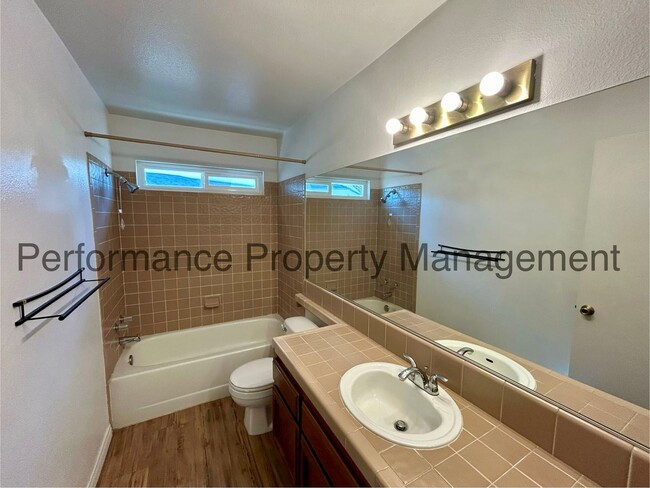 Building Photo - Spacious 4 Bed/3 Bath Home in Campus Park ...