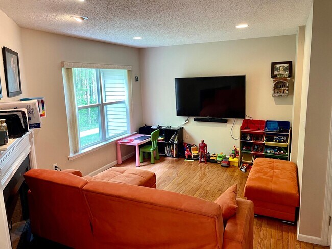 Building Photo - 102 Falcongate Dr