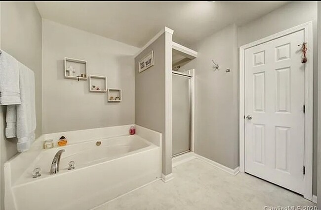 Building Photo - Townhome