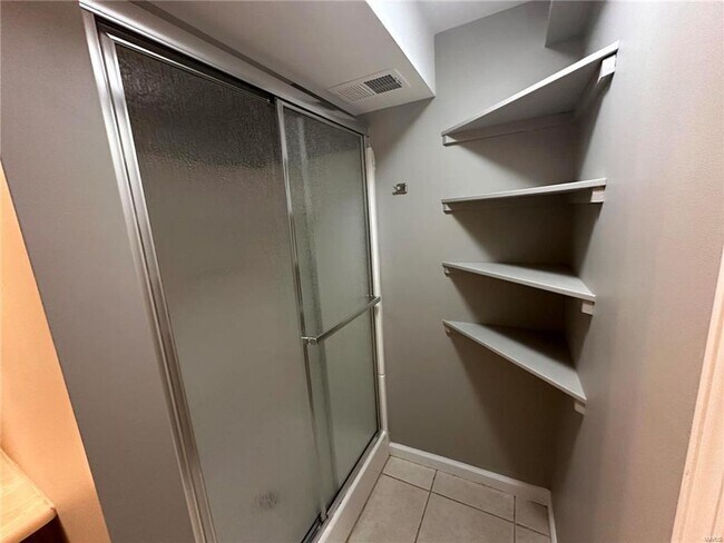 Building Photo - Discover the epitome of comfort in this 3-bed, 2-bath ranch-style gem.