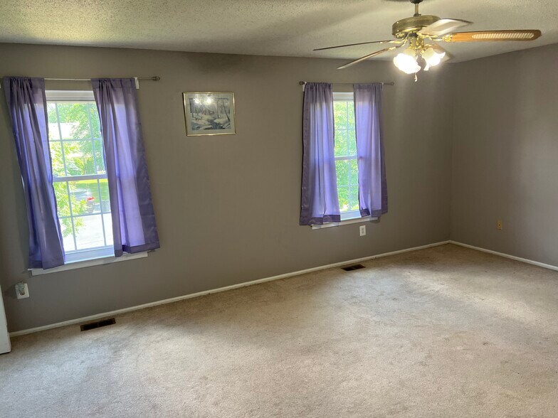 Building Photo - 391 Danbury Ln